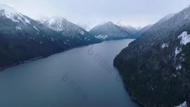 冬季奇利瓦克湖和高山的空中景观.位于加拿大不列颠哥伦比亚省温哥华东部