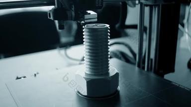 3D打印机3D打印机打印特写。熔融出<strong>挤出</strong>机的塑料,并形成原型模型.用于打印3D打印机的新的现代附加技术。用于建模的电子设备.