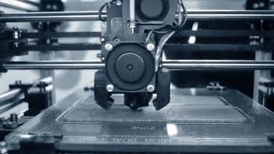 3D<strong>打印机</strong>3D<strong>打印机</strong>打印特写。熔融出挤出机的塑料,并形成原型模型.用于打印3D<strong>打印机</strong>的新的现代附加技术。用于建模的电子设备.