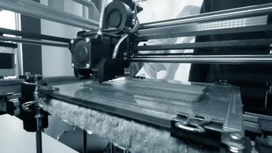 3D<strong>打印机</strong>3D<strong>打印机</strong>打印特写。熔融出挤出机的塑料,并形成原型模型.用于打印3D<strong>打印机</strong>的新的现代附加技术。用于建模的电子设备.