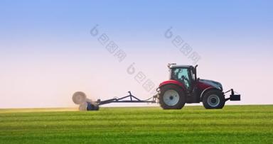 带轮耕的拖拉机，在春田，空中4k视频。土壤滚动支持发芽，是良好收获、有机耕作和农艺学的基础