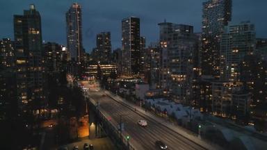 从空中俯瞰温哥华市中心的夜晚、格兰维尔桥和法尔斯溪。加拿大不列颠哥伦比亚省.