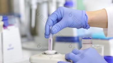 在临床实验室的玻璃瓶中<strong>研发</strong>新药的年轻科学家或医疗技术人员，药物研究的概念