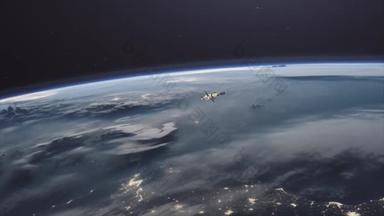 从太空看宇宙飞船的近景。以地球为背景。太空旅行动画的概念。高质量的4k镜头