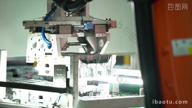 工业机械臂自动化浇注4k实拍