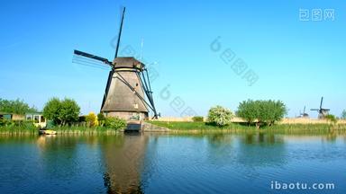 荷兰风车磨粉机白天