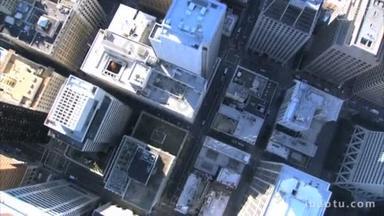 在街道上<strong>的</strong>天台摩天大楼空中垂直视图