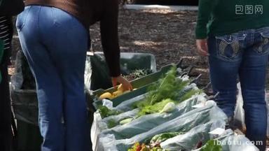 新鲜蔬菜在农贸市场的人整理