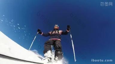高山上的粉雪到高速度滑雪<strong>下坡</strong>.