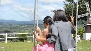 Petchaboon， 泰国-2014年8月11日：亚洲母亲与女儿在操场上<strong>玩耍</strong>，迪迪木制铁力轮