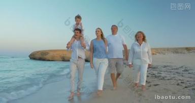 大家族在海边散步