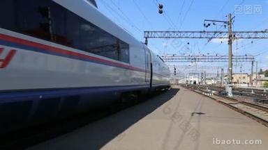 机场<strong>快</strong>线列车 Sapsan Leningradsky 火车站和乘客。莫斯科，俄罗斯 — — 高速列车获得 Oao