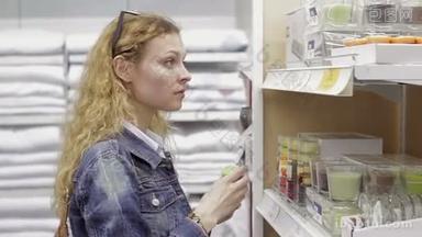 年轻女人在超市选择商品