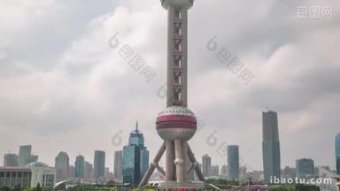 晴朗的一<strong>天</strong>上海东方明珠塔到顶视图 4 k 时间推移中国