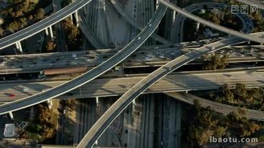  高速公路和洛杉矶<strong>的</strong>摩天大楼