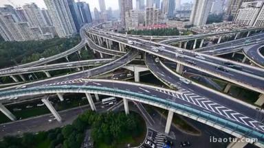 时间的推移，<strong>公路</strong>交汇处，上海天际线空中视图上交通繁忙
