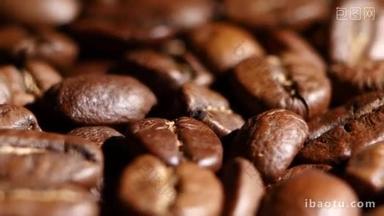 烘培咖啡豆旋转的一<strong>堆</strong>。关闭