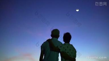 亚洲高级夫妇牵着的手享受一刻的幸福<strong>生活</strong>与魔法小时天空和月亮背景