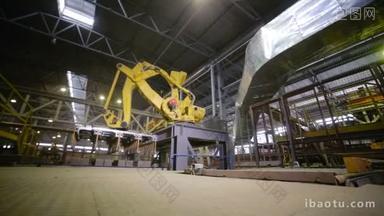机器人<strong>工作</strong>，在工业工厂包装货物.