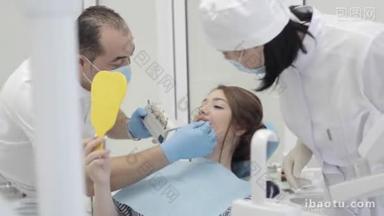 女人访问<strong>牙科</strong>诊所。牙医<strong>检查</strong>和牙齿的颜色选择.