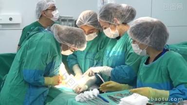 巴库，阿塞拜疆 2 月 2016年。执行外科手术，剖宫产的手术团队。剖腹产，剖腹产。妇科医生和助产士分娩。<strong>产科病房</strong>。婴儿在妇产医院