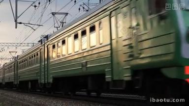 绿色的俄罗斯市郊列车