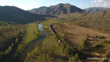 按照旅客列车镜行河附近。北蒙古多彩如诗如画的独特<strong>景观</strong>。美丽的秋天自然。黄色、 绿色的田野、 山高. 