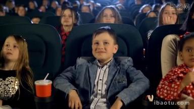 小女孩和小<strong>男孩</strong>看一部电影，电影院里吃着爆米花