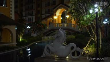 夜室外游泳池与摩羯座和桥梁雕像