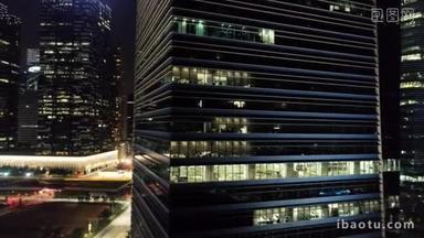 现代摩天大楼的外部, 晚上 megapolise 办公室的明亮窗户。拍摄。大城市的生活理念。城市中心高层<strong>建筑</strong>办公楼夜景
