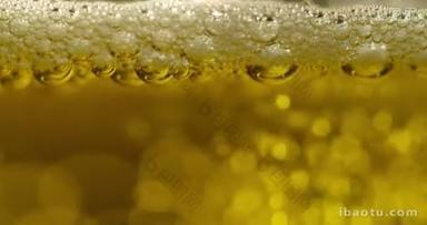 慢动作全帧视频黄色闪亮的啤酒在玻璃与气泡 