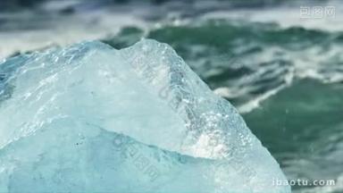 在钻石海滩上, 海浪穿过冰山<strong>时</strong>, 一段冰山的视频