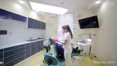牙医，研究女孩<strong>的牙齿</strong>。一个牙医用镜子和牙科检查，一个女牙医