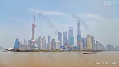 上海中国-2013年9<strong>月</strong>10日，船的延时穿越中国上海的黄浦江。从外滩看