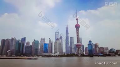 上海中国-2013年9月10日，船的延时穿越中国上海的黄浦江。从外滩看