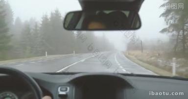 迎面而来的交通 - 在<strong>雾蒙蒙</strong>的冬日山路上行驶 - Pov 拍摄 - 手持相机 - Prores