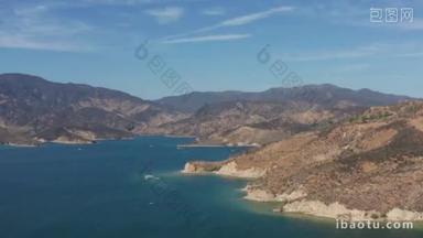 加州风景：美丽的镜头卡斯<strong>塔</strong>奇湖附近的洛杉矶在一个美丽的阳光明媚的日子，4k空中镜头.