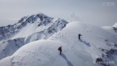 登山者徒步上山探险空中飞行史诗<strong>山脉</strong>攀登成功美丽的峰寒假探险探险徒步旅行旅游概念.