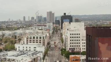AERIAL: Overcast Day飞越加利福尼亚州洛杉矶靠近街道和交通拥挤的<strong>建筑物</strong>的威尔郡大道 