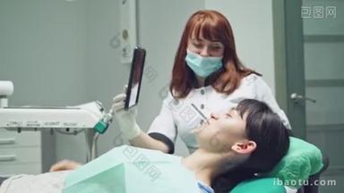 在口腔科诊所进行了牙齿美白手术后，<strong>牙科</strong>医生给了深色头发一面镜子来检查结果.
