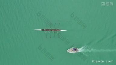 赛艇队与一名教练在圣卡辛法国瓦尔湖进行空中俯瞰<strong>训练</strong>后，