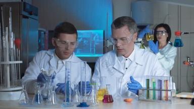 专业人员在实验室用器皿进行科学液体实验