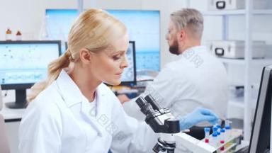 女科学家在现代科学研究实验室里研究一种疫