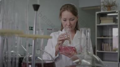 在科学实验室从事液体研究的女<strong>科学家</strong>.