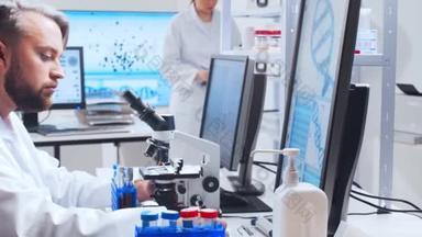 专业人员在实验室用显微镜观察DNA并分析