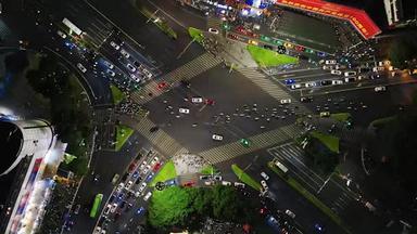 4K城市交通_俯拍城市十字交叉路口车流人流