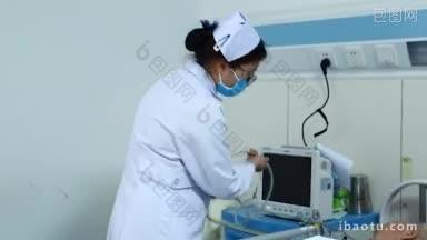 4K医疗_ 一名<strong>护士</strong>在病房里整理仪器