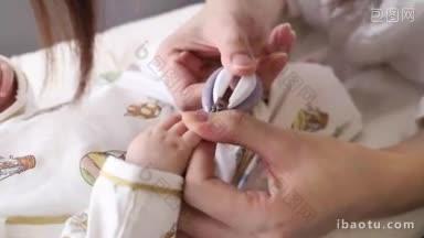 4K年轻妈妈给宝宝剪指甲