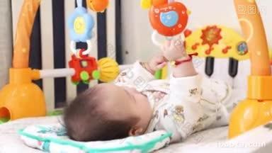 4K宝宝在婴儿玩具车中玩耍