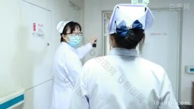 4K两名护士在走廊推着患者